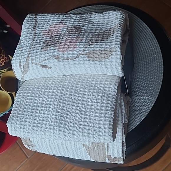 🚿 DKNY Shower Curtain - Picture 5 of 7